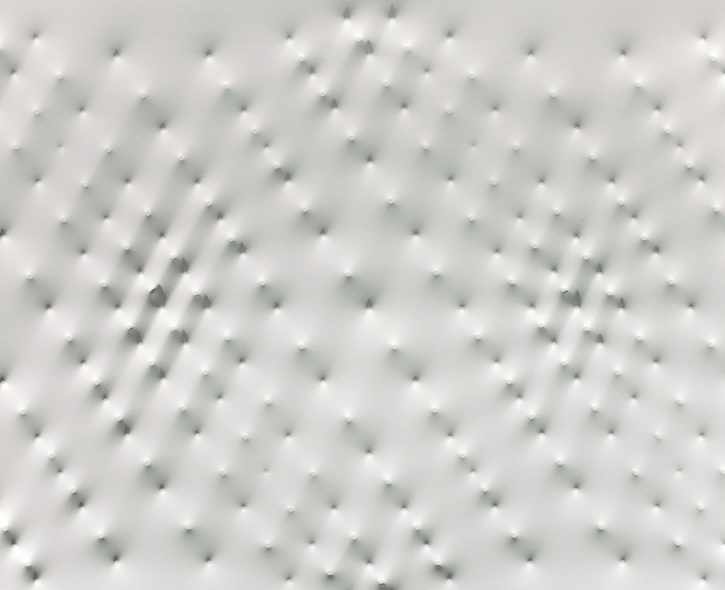 White wall sculpture with a pattern created with nails under the canvas - Enrico Castellani Superficie bianca, 1990.