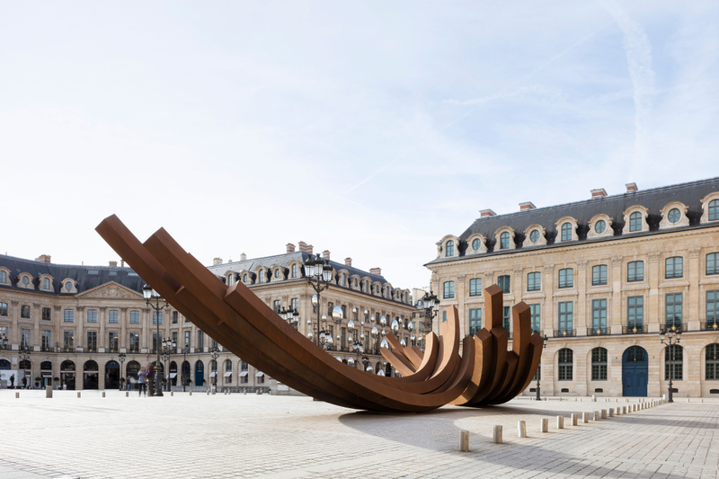 Vue de l’installation 'La Parabole de l’Histoire' par Bernar Venet. Commissariat : Jérôme Sans. Photo: Tanguy Beurdeley. ©VENET/ADAGP, Paris, 2023....