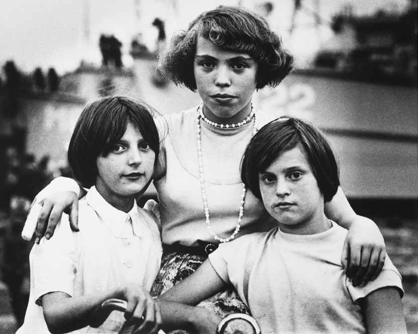 Portret van drie jonge meisjes bij de fiets, Amsterdam