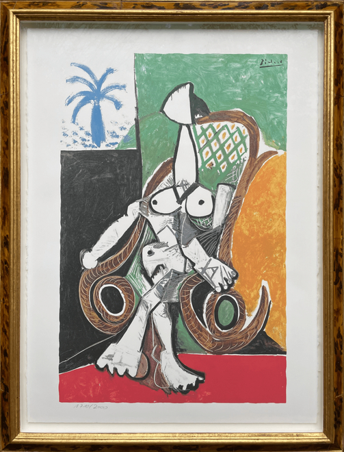 Size L | Woman in a chair