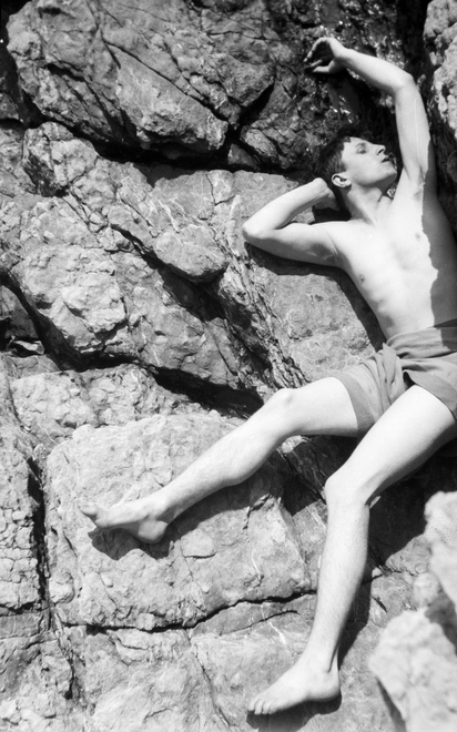 <p><strong>Cecil Beaton</strong>, <em>Rex Whistler, photography at Cap Ferrat</em>, 1927</p>