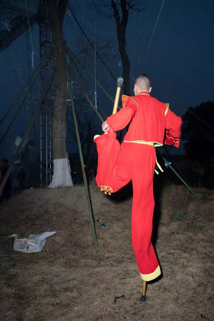 冯立，《高跷》，出自《白夜》系列，2018