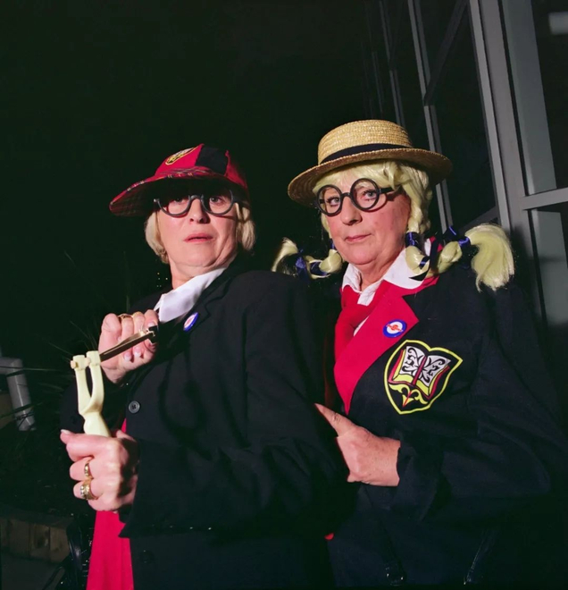 安娜·福克斯，《女学生》，选自《度假村2》系列，2009-11  Anna Fox, School Girls, From the series , 2009-11