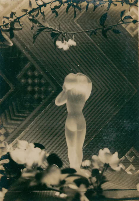 骆伯年，《汲瓮》，1932年。明胶卤化银，24.5 x 18.8 厘米 （收录于1934年9月《中华摄影杂志》）。图片鸣谢骆伯年艺术基金会和三影堂+3画廊  Luo Bonian, Drawing Water from a Well, 1932. Gelatin silver print, 8.2 x 5.9 cm. Courtesy of Luo Bonian Art Foundation and Three Shadows +3 Gallery.