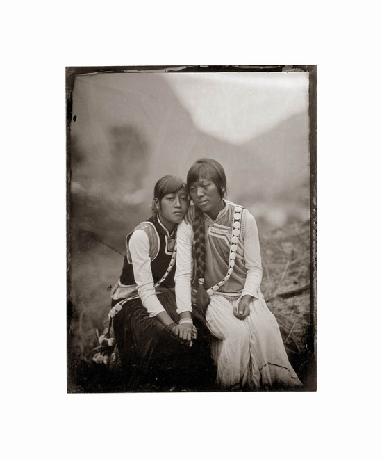 骆丹 《杨杜蕾和杨化林姐妹 瓦娃村》  Luo Dan YangDuLei and her sister YangHuaLin, WaWa Village  2010