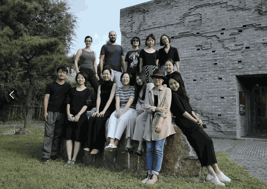 三影堂员工及驻地艺术家合影，2018 The group photo of residency artists and Three Shadows staff, 2018