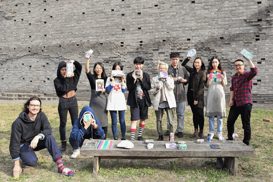 澳大利亚艺术家Kai和工作坊学员 Autralian artsit Kai and hydrographic workshop students