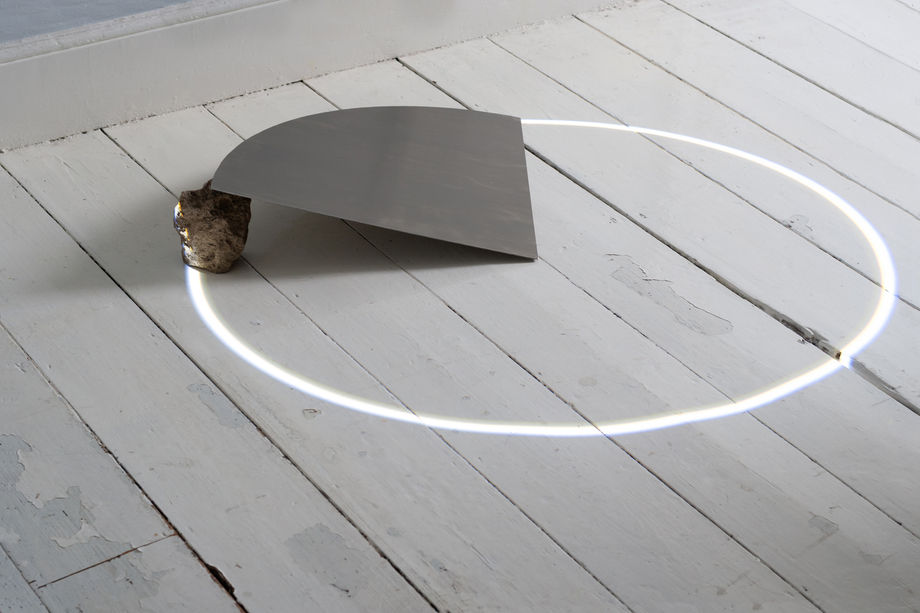 Dori Deng Expansion Series, Work No.18, 2023 Edelstahl, Lichtprojektion, Stein 18 x 100 x 100 cm 7 1/8 x 39 3/8 x 39 3/8 in