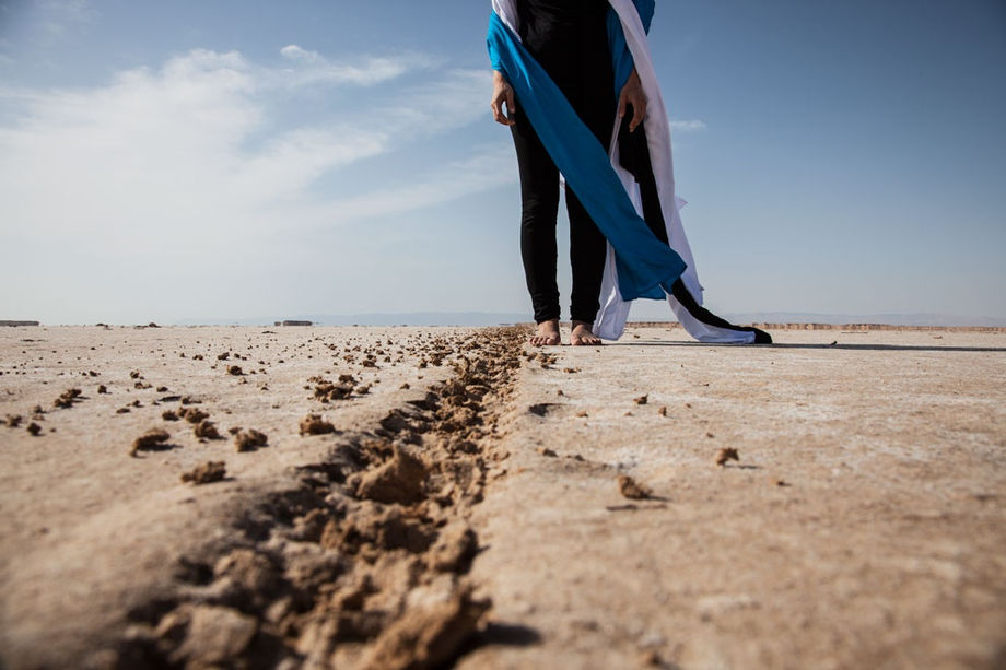 Sama Alshaibi, Al Ṭarīqah (The Path) from Silsila series, 2014, Diasec Print, 166 x 250 cm