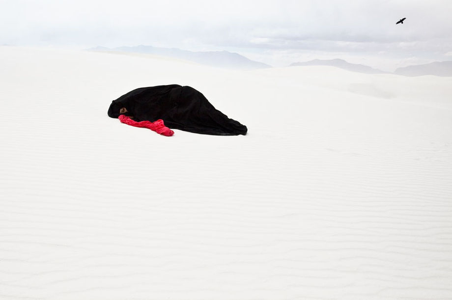 Sama Alshaibi, Jarasun Yaqraʿ li l Mawt (Death knell) from Silsila series, 2010, Diasec Print, 166 x 250 cm