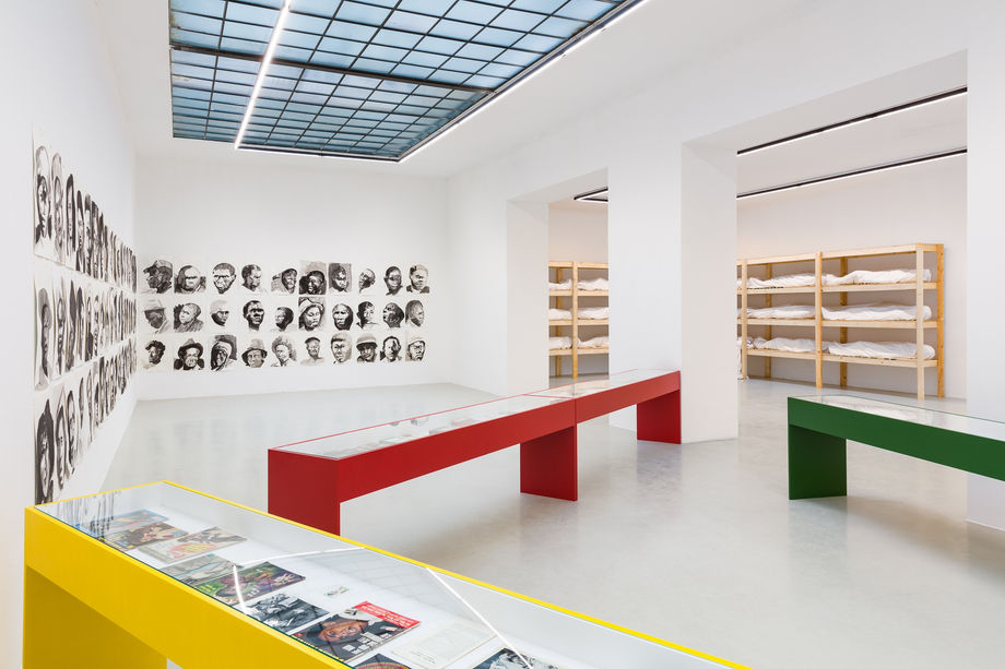 Installation view: Olu Oguibe, Galerie Kandlhofer, 2020. Photo: kunst-dokumentationen.com