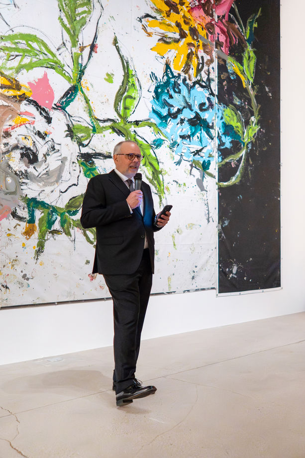 Gallerist Frej Forsblom at the opening of the new Makasiini Contemporary Helsinki gallery in October 2025. (Background: Jorge Galindo)