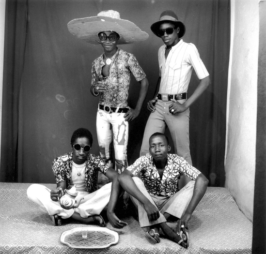 Malick Sidibé, Amis des espagnole, 1968, printed later