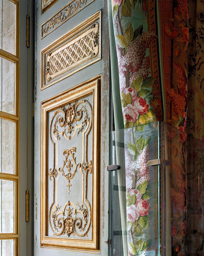 Robert Polidori, Boiserie and Curtains, Chambre de la Reine, (115) CCE.02.029, Corps Central - 1er étage, Versailles, 2007